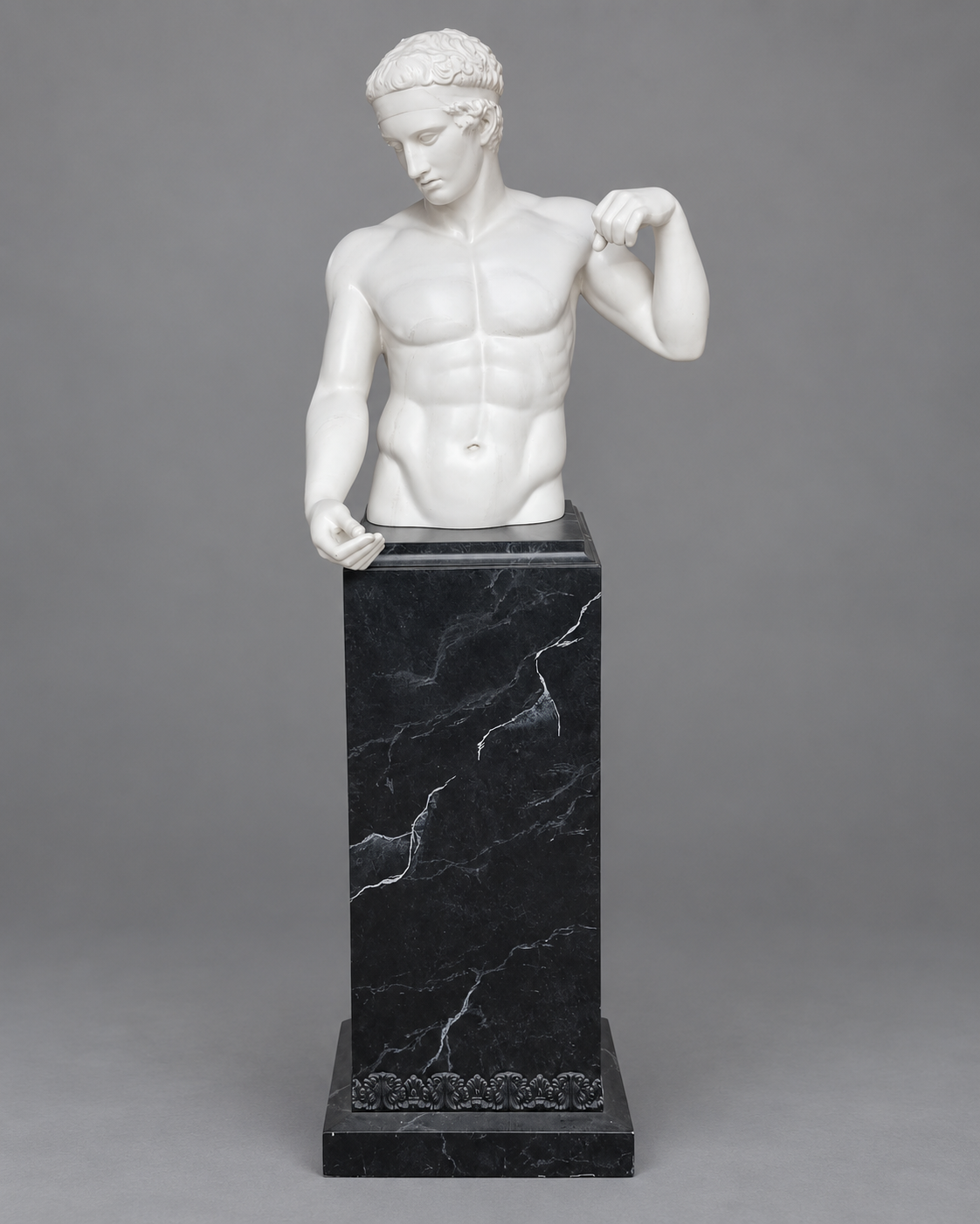 Torso clásico sobre pedestal negro