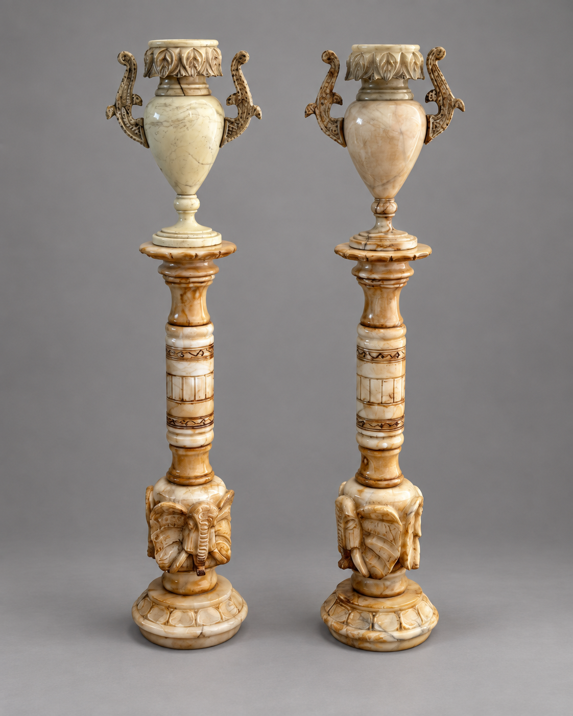 Pareja de columnas jarrón alabastro