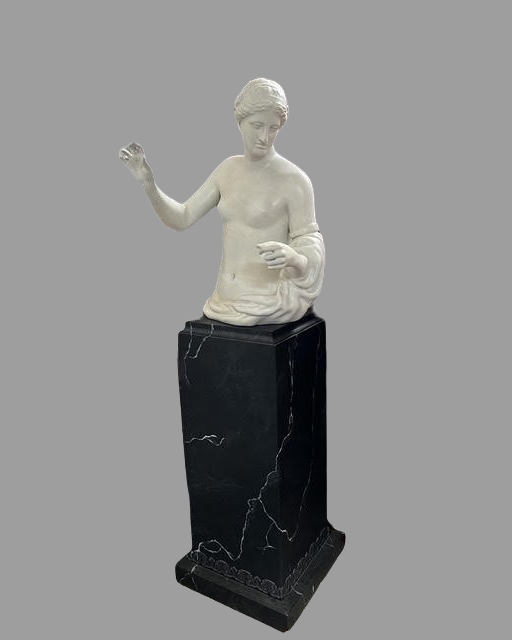 Busto femenino sobre pedestal negro